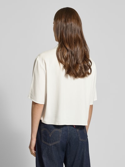 Frauenmodel trägt Relaxed Fit Bluse aus reinem Lyocell von Marc O'Polo Denim in Unifarbe mit Hemdkragen, kurzarm, leicht abgerundeter Saum, Rückansicht Ganzkörperansicht.