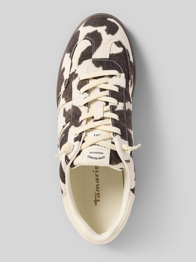 Produktfoto, Low Top Sneaker mit Allover-Muster von Tamaris in Braun und Weiß, flache Sohle, Glattleder, Label Print, Schnürung, runde Schuhspitze.