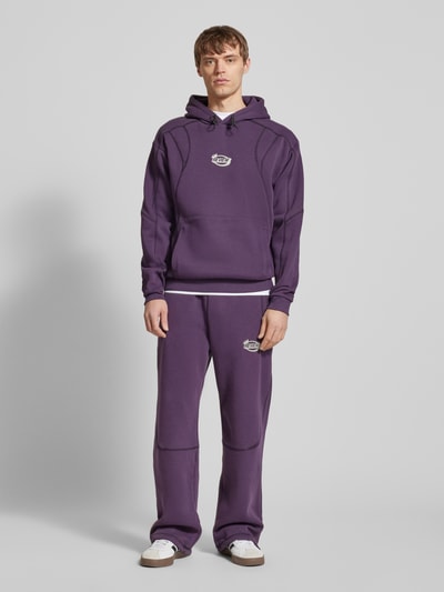 REVIEW Straight Leg Sweatpants mit Label-Print Aubergine 1