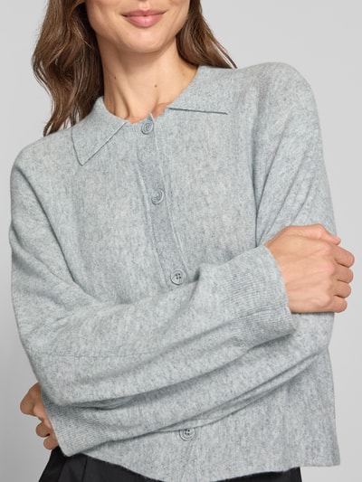 Vrouwenmodel draagt lichtgrijs gebreid jack van wol, Regular Fit Strickjacke aus reiner Wolle model 'Dulena' van OPUS, Nahaufnahme bovenlichaam, Dames Pullover.