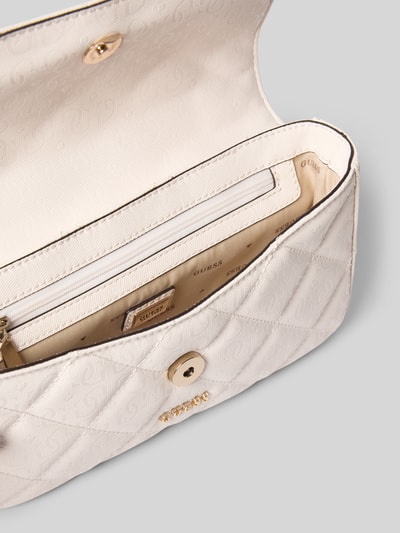 Produktfoto, torba na ramię z aplikacją z metką model 'LIBBY' od Guess, główna przegroda z zapięciem na magnes, łańcuszki, kremowa, faktura skóry, Szerokość w rozmiarze 1: 24 cm, Długość w rozmiarze 1: 14 cm, Głębokość w rozmiarze 1: 6 cm, Długość paska na ramię w rozmiarze 1: 114 cm