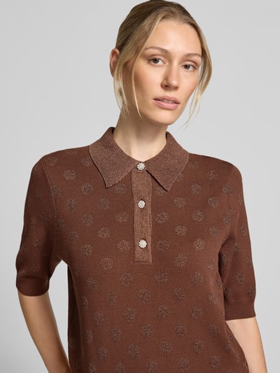 Frauenmodel trägt Relaxed Fit Pullover aus Viskose-Mix Modell 'KRAB' von Essentiel Antwerp in Braun mit Punktmuster, Nahaufnahme Oberkörper, Damen Pullover von Essentiel Antwerp.