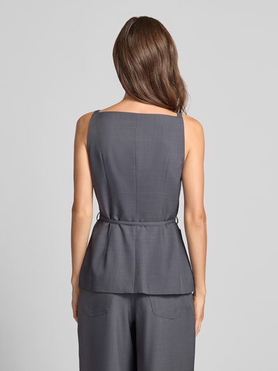 Vrouwenmodel draagt bodywarmer met opgestikte zakken Model 'Helly' van Samsøe Samsøe in elastische materiaalmix, getailleerde pasvorm, met doorlopende knoopsluiting en geïntegreerde riem, ruglengte maat S 58 cm, schouderbreedte 31 cm, borstwijdte 44 cm, achteraanzicht volledige lichaamsopname.