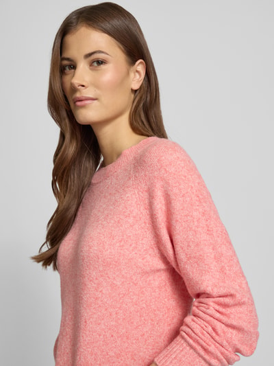 Frauenmodel trägt Regular Fit Strickpullover mit Crew Neck Modell 'DOFFY' von Vero Moda, Optik: Unifarben, Materialverarbeitung: Strick, Nahaufnahme Oberkörper.
