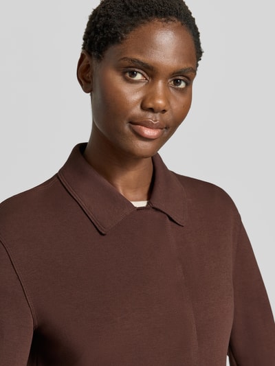 Kobiece modelka nosi Slim Fit Blazer aus Baumwoll-Mix von White Label, kolor brązowy, mieszanka bawełny i elastanu, wykładany kołnierz, plisa, nakładane kieszenie z patką, ozdobne szwy, Szerokość w rozmiarze 36: 40 cm, Długość tyłu: 59 cm, Długość rękawów: 62 cm, zbliżenie na górną część ciała.
