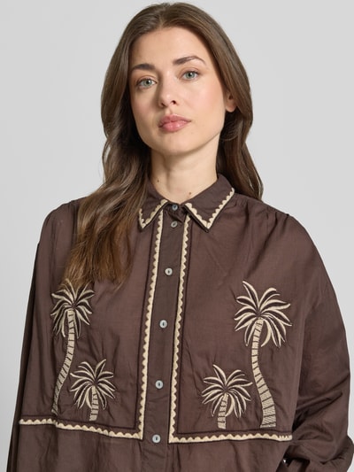 Frauenmodel trägt Regular Fit Hemdbluse mit floralem Stitching von Jake*s Casual in Braun, beige Stickereien, Knopfleiste, Nahaufnahme Oberkörper.