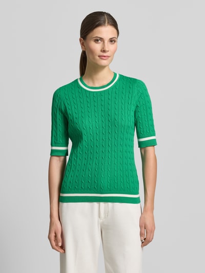 Modelka nosi Strickpullover mit gerippten Abschlüssen von Christian Berg Woman z mieszanki bawełny, krój regular fit, zielony, przód w pełnej sylwetce.