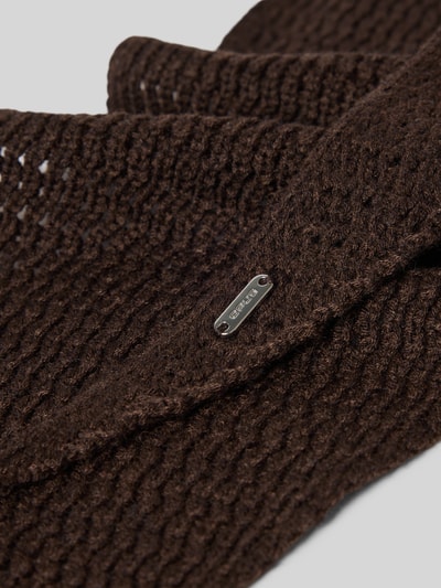 Produktfoto, Schal mit Woll-Anteil Modell 'Alisie' von OPUS, dunkelbraune grobe Strickstruktur, metallenes Label, Damen Tuch von OPUS