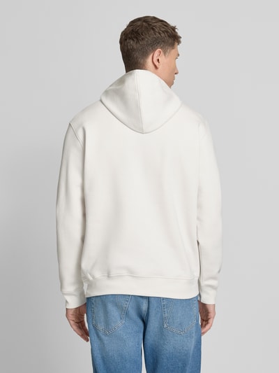 Männermodel trägt GAP Hoodie mit kängurutasche aus katoenmix in los model, ribboorden, ruglengte 69 cm, mouwlengte 65 cm. Ganzkörperansicht Rückansicht