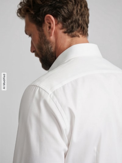 Männermodel trägt Modern Fit Businesshemd aus reiner Baumwolle von OLYMP in Weiß, glatte Struktur, Herren Businesshemd, Ganzkörperansicht Rückansicht, KI-modifiziertes Bild.