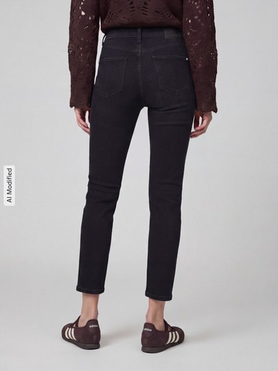 Kobiece modelka nosi ciemnoszare jeansy o kroju slim fit z mieszanki bawełny Slim Fit Jeans aus Baumwoll-Mix Modell 'PIPER SHORT' von CAMBIO, prosta faktura, damskie slim jeansy CAMBIO, widok całej sylwetki z tyłu, KI-modifiziertes Bild.