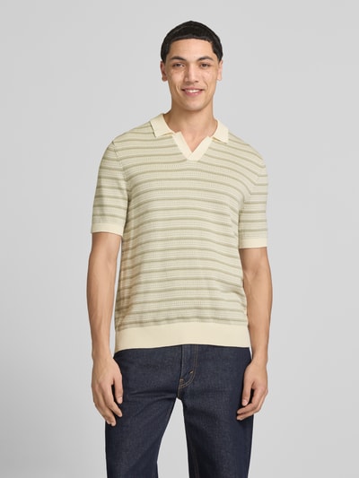 Männermodel trägt Regular Fit Poloshirt aus reiner Bio-Baumwolle Modell 'TILO' von Only & Sons, Optik:Allover-Muster, Strick, Ganzkörperansicht von vorne.