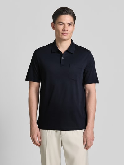 Mannenmodel draagt Regular Fit poloshirt met borstzak van MAERZ Muenchen, puur katoen, knoopsluiting, ruglengte maat 50: 71 cm, ganzekörpervoorzijde.