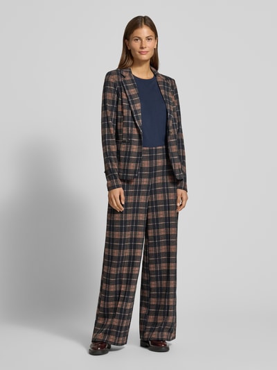 Frauenmodel trägt Wide Fit Stoffhose mit Viskose-Anteil Modell 'Kate' von ICHI im Karomuster mit Bügelfalten, Ganzkörperansicht von vorne. Elastischer Material-Mix, Bundweite 36 cm, Innenbeinlänge 73 cm.