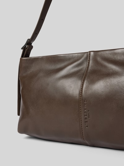 Produktfoto, Shoulder Bag aus echtem Leder Modell 'Fiona' von LIEBESKIND BERLIN in Braun, weiche, glatte Struktur, sichtbare Naht, Hauptfach mit Reißverschluss, Verstellbarer Trageriemen, Innenfach mit Reißverschluss, Maße: 36 cm Breite, 18 cm Länge, 10 cm Tiefe, Schulterriemenlänge 64 cm.