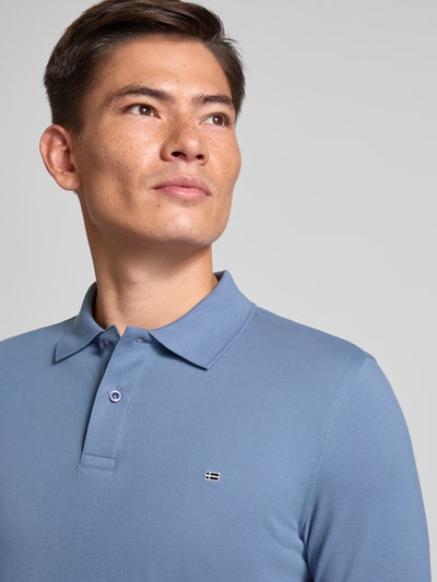 Christian Berg Men Koszulka polo o kroju slim fit z wyhaftowanym logo Jeansowy niebieski 3