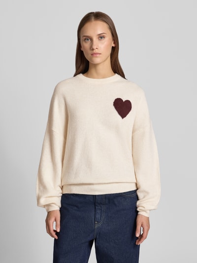Vrouwenmodel draagt regular fit pullover in tricotlook van review, materiaalmix met stretch, lange mouw, ribboorden, vooraanzicht