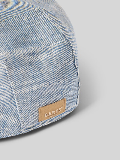 Produktfoto, Schiebermütze aus Leinen-Mix Modell 'Jarvis' von Barts mit Denim-Optik und Logo-Detail, strukturierte Oberfläche.