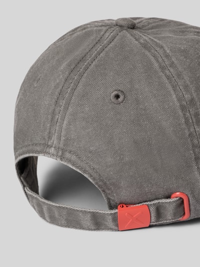Produktfoto, Base Cap mit Allover-Logo-Print Modell 'Kobe' von Unio aus Reine Baumwolle mit Motiv-Stitching, graue strukturierte Oberfläche, rote Details