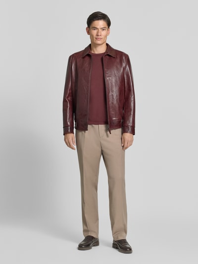 Männermodel trägt Hose mit Gürtel und Gesäßleistentaschen von Antony Morato in Beige, Relaxed Fit, Ganzkörperansicht von vorne.