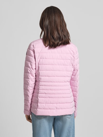 Kobiece model prezentuje kurtkę pikowaną Steppjacke mit Reißverschlusstaschen Modell 'GS 111' von G.I.G.A. DX w kolorze jasnoróżowym, prosta faktura, krój slim fit, stójka, długość tyłu w rozmiarze 36: 67 cm, szerokość ramion w rozmiarze 36: 38 cm, szerokość klatki piersiowej w rozmiarze 36: 49 cm, długość rękawów w rozmiarze 36: 65 cm, widok całej sylwetki z tyłu