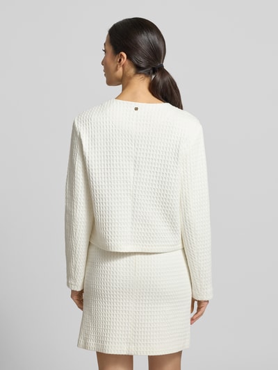 Frauenmodel trägt Blazer mit Rundhalsausschnitt von Marc Cain in Offwhite, Baumwoll-Mix mit Struktur, Regular Fit, Ganzkörperansicht Rückansicht.