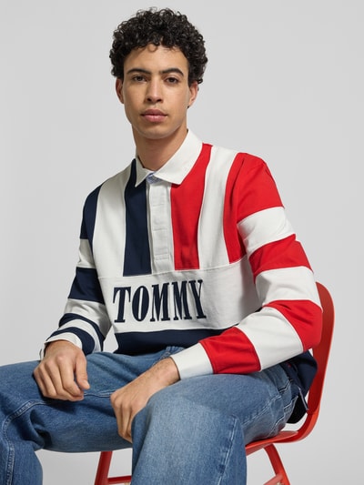 Männermodel trägt Relaxed Fit Poloshirt aus reiner Baumwolle von Tommy Jeans, Optik: Unifarben, mehrfarbig, Langarm, Feinripp, Nahaufnahme Oberkörper.