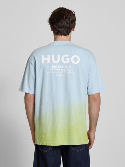 Männermodel trägt Loose Fit Herren T-Shirt aus reiner Baumwolle Modell 'NALONO_F' von Hugo Blue mit Farbverlauf, Logo-Details, Rückansicht