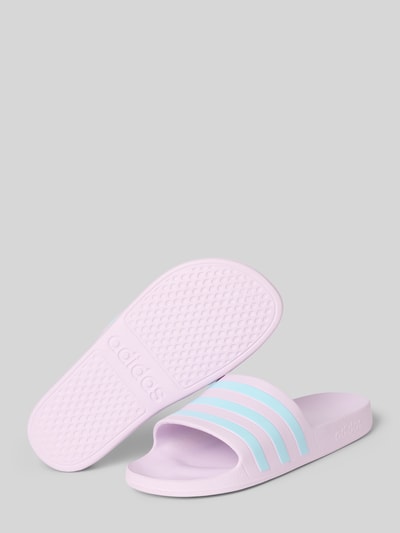 Produktfoto, Pantoletten mit Kontraststreifen von adidas Sportswear in Two-Tone-Optik mit abgerundeter Schuhspitze, flacher Absatzform, Schlupf/offen Verschluss, glatter Sohle und Kunststoff-Materialverarbeitung.