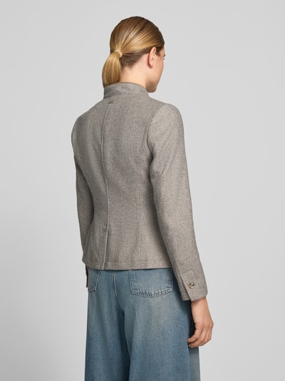 Frauenmodel trägt Blazer mit Woll-Anteil von White Label in hellem Grau, strukturierte Oberfläche, taillierte Passform, Rückenansicht. Material-Mix mit Woll-Anteil, Stehkragen, aufgesetzte Taschen, Rückenlänge 59 cm, Brustweite 46 cm, Ärmellänge 64 cm.