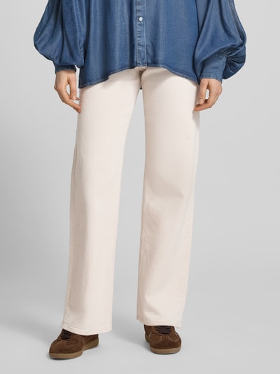 Vrouwenmodel draagt Wide Fit Jeans uit katoenmix model 'WIDE BEA-KORI' van Selected Femme, look: effen, wide fit, high waist, labelpatch, studs, riemlussen, knoop- en ritssluiting, 5-pocketmodel, denim, materiaalverwerking: katoenmix; vooraanzicht, detailopname onderlichaam.