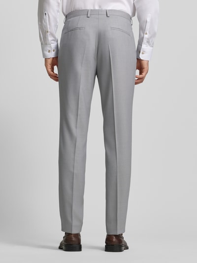 Männermodel trägt Skinny Fit Anzughose mit Woll-Anteil Modell 'HESTEN253X' von HUGO, Optik:Allover-Muster, Ganzkörperansicht Rückansicht.