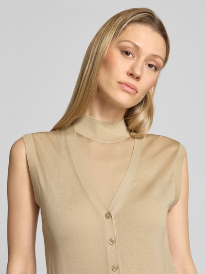 Frauenmodel trägt Slim Fit Weste aus Lyocell-Schurwoll-Mix Modell 'FUMI' von BOSS in Optik: Unifarben, mit Feinstrick-Textur, Nahaufnahme Oberkörper.