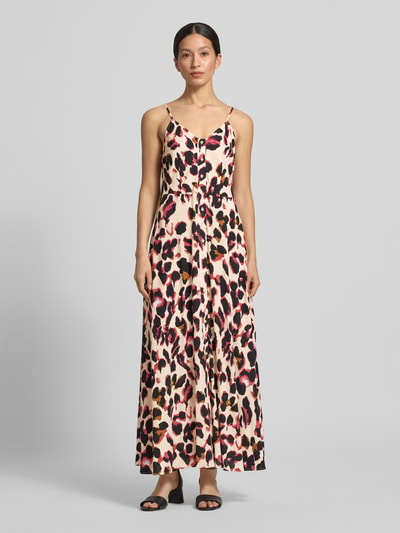 Frauenmodel trägt Maxikleid aus Viskose mit Knopfleiste Modell 'SAVANNA' von YAS, Allover-Look, V-Ausschnitt, Gerader-Schnitt. Ganzkörperansicht von vorne.