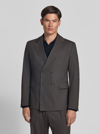 Männermodel trägt Relaxed Fit Sakko mit Viskose-Anteil Modell 'Double' von CINQUE in Braun, dezente Streifen, Ganzkörperansicht von vorne. Elastischer Material-Mix, Reverskragen, doppelte Knopfleiste, Brusttasche, Pattentaschen, Rückenlänge 76 cm, Schulterbreite 52 cm.