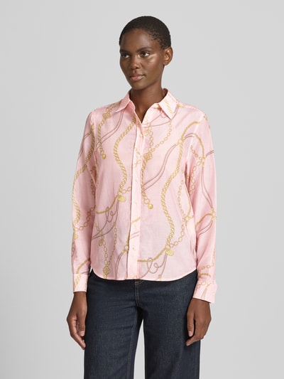 Vrouwenmodel draagt Bluse mit Seide-Anteil und Kentkragen van Gant in lichtroze katoenmix met zijde, kettingmotief, regular fit, kentkraag, knoopsluiting, sportmanchet, afgeronde zoom, ruglengte maat 36: 68 cm, mouwlengte maat 36: 61 cm, vooraanzicht van het hele lichaam.