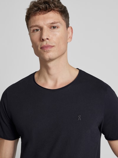 Männermodel trägt Regular Fit T-Shirt aus reiner Bio-Baumwolle Modell 'JAAMES' von Armedangels, unifarbenes Jersey, Nahaufnahme Oberkörper.