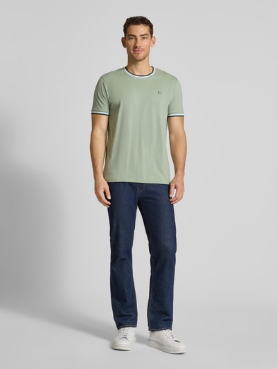 Männermodel trägt T-Shirt mit Kontraststreifen und Rundhalsausschnitt von Christian Berg Men aus Baumwoll-Elasthan-Mix, Regular-Fit, Rückenlänge 71 cm in Größe M, Ganzkörperansicht von vorne.