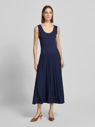 Frauenmodel trägt Midikleid im 2-in-1-Look Modell 'REMI' von GUIDO MARIA KRETSCHMER WOMAN, dunkelblau, A-Linie, Ganzkörperansicht von vorne