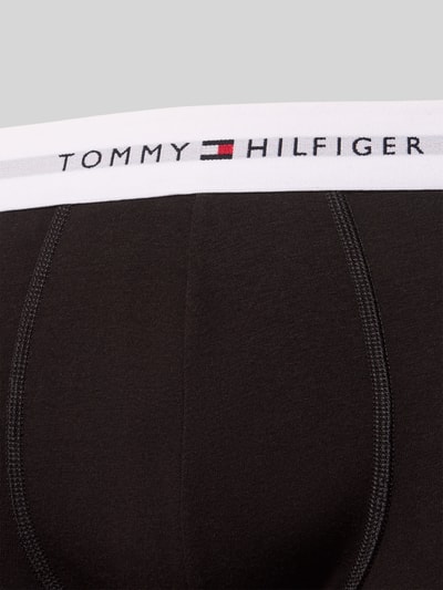 Männermodel trägt Trunks aus Baumwoll-Mix im 3er-Pack von Tommy Hilfiger, unifarben, Skinny Fit, Label, elastischer Bund, Nahaufnahme Oberkörper.