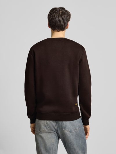 Männermodel draagt een donkerbruin sweatshirt uit katoenmix, labelstitching, rechte pasvorm, G-star, model 'Premium core', rugaanzicht.