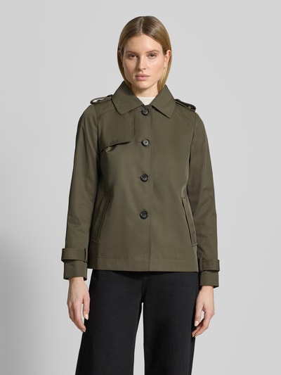 Vrouwenmodel draagt Regular Fit Jacke mit Umlegekragen van Christian Berg Woman Selection in olijfgroen materiaalmix met katoen, steekzakken, platte kraag en knoopsluiting, ruglengte 66 cm, schouderbreedte 36 cm, borstwijdte 53 cm, mouwlengte 62 cm, geheelopname van voren.