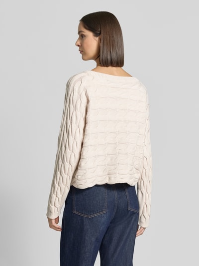 Frauenmodel trägt Relaxed Fit Strickpullover aus Baumwoll-Mix mit Zopfmuster von Oui in Beige, grobe Struktur, U-Boot-Ausschnitt, Ganzkörperansicht Rückansicht. Rückenlänge 48 cm, Ärmellänge 60 cm.