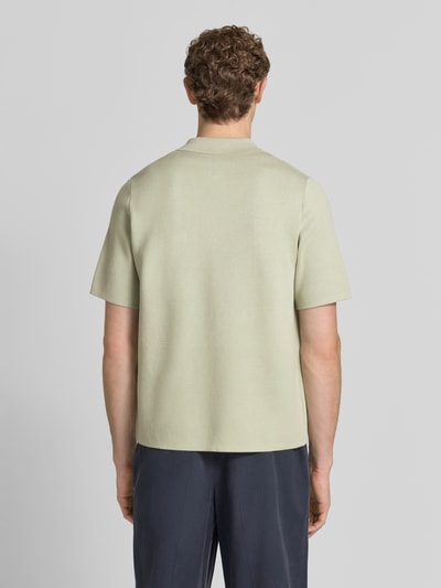 Męski model nosi Slim Fit Poloshirt mit Zweiwege-Reißverschluss Modell 'RICO' von Samsøe Samsøe, mieszanka wiskozy z dodatkiem streczu, krój slim fit, brustasza, długość tyłu w rozmiarze M: 67 cm, jasny materiał, gładka tekstura, cała sylwetka z tyłu.