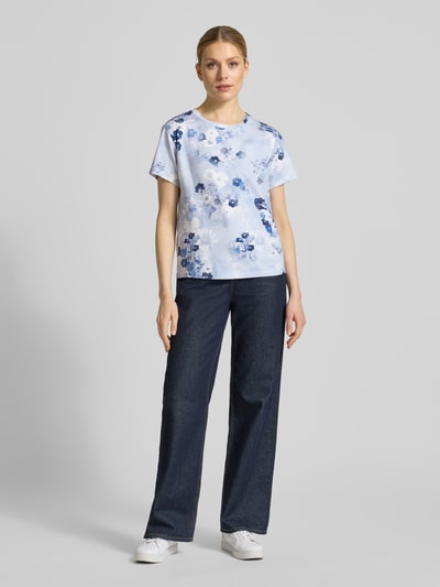 Frauenmodel trägt T-Shirt im Allover-Look mit Rundhalsausschnitt von monari, Baumwoll-Mix mit Modal, Regular Fit, florales Muster, Ganzkörperansicht von vorne.
