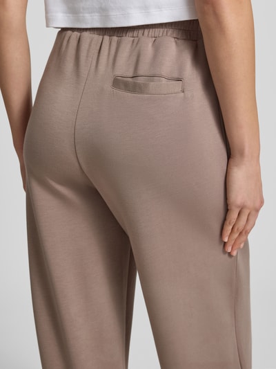 Frauenmodel trägt Regular Fit Pyjama-Hose mit Modal-Anteil von Marc O'Polo in Optik: Unifarben, Label-Patch, Sweat, Nahaufnahme Rückansicht.