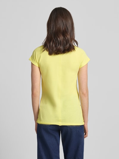 Kobiece modelka nosi damski t-shirt z bawełny, krój regular fit, dekolt w serek, brustasza, długość tyłu 64 cm w rozmiarze 36, model 'GS23' od G.I.G.A. DX, widok całej sylwetki z tyłu