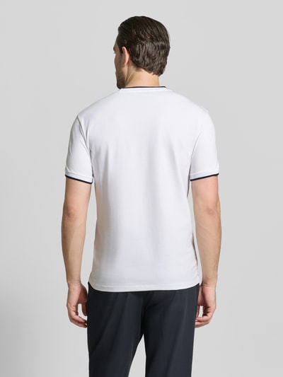 Männermodel trägt T-Shirt mit Rundhalsausschnitt und Kontraststreifen von Manuel Ritz, Weiß mit dunklen Akzenten, Rückansicht, Slim Fit, Baumwoll-Elasthan-Mix, Rückenlänge 69 cm bei Größe M, Ganzkörperansicht Rückansicht.