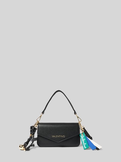 Produktfoto, Handtasche mit Label-Details und Anhängern Modell 'RYTA' von VALENTINO BAGS, czarny kolor, skórzana faktura, Szerokość w rozmiarze 1: 22 cm, długość 12 cm, głębokość 3 cm, długość paska 123 cm