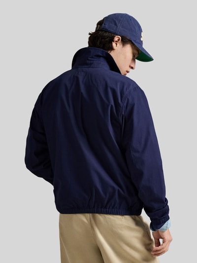 Männermodel trägt Regular Fit Blouson aus reiner bawełna von Polo Ralph Lauren, efekt: jednolity kolor, wykładany kołnierz, zamek błyskawiczny, detal z logo, długo rękaw, elastyczne zakończenia, wpuszczane kieszenie, Ganzkörperansicht Rückansicht